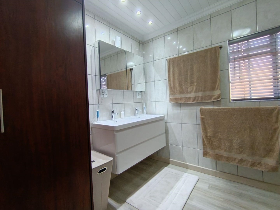 5 Bedroom Property for Sale in Langenhovenpark Free State